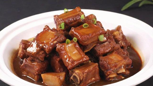 排骨要炖多久才能软烂入味？不同部位与烹饪技巧全解析