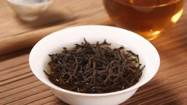 什么是红茶：全面解析红茶的定义、历史、种类及冲泡技巧