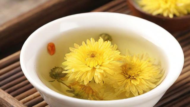 菊花怎么吃才更健康?从菊花茶到创意菜肴全解析 第2张 菊花怎么吃才更健康?从菊花茶到创意菜肴全解析 第2张