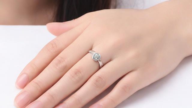 金戒指多少钱一个？全面解析价格影响因素与选购技巧