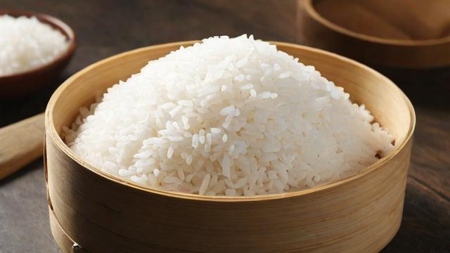 蒸米饭比例全攻略：不同类型大米的水米比例及调整技巧