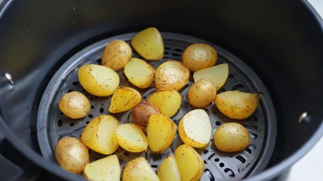 空气炸锅炸土豆：健康美味的烹饪技巧与创意菜谱大全