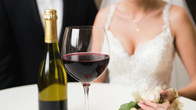 结婚喝什么酒最适宜?白酒、红酒还是香槟,婚礼用酒全攻略 第3张 结婚喝什么酒最适宜?白酒、红酒还是香槟,婚礼用酒全攻略 第3张