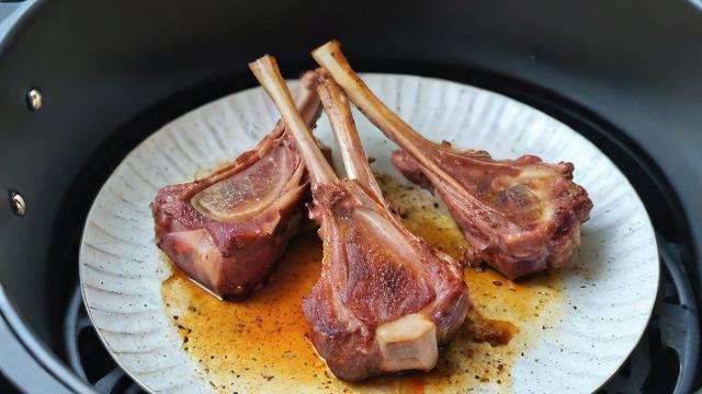 空气炸锅羊排教程：轻松做出外酥里嫩的健康美味