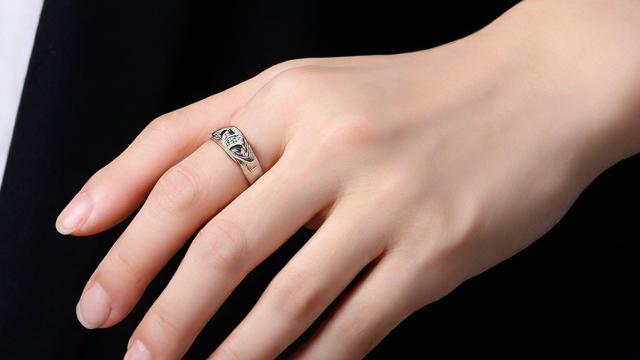 带戒指的含义全解析:不同手指、左右手及文化背景下的深刻象征 第2张 带戒指的含义全解析:不同手指、左右手及文化背景下的深刻象征 第2张