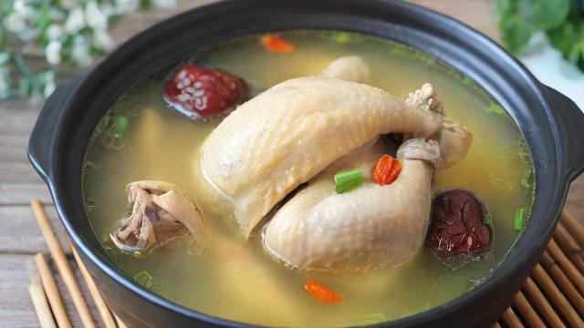 鸡汤要炖多久才能鲜美可口？掌握这些技巧轻松炖出好喝鸡汤
