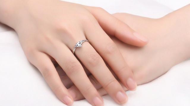 婚戒戴哪只手：左手还是右手，不同文化与心理学解读