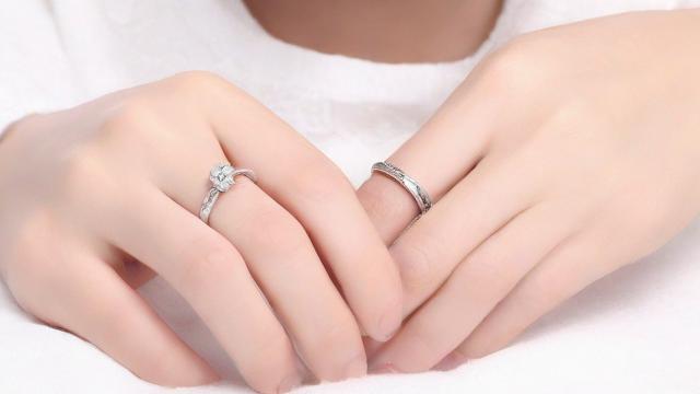 结婚戒指怎么戴才正确?全面解析佩戴规则与保养技巧 第2张 结婚戒指怎么戴才正确?全面解析佩戴规则与保养技巧 第2张