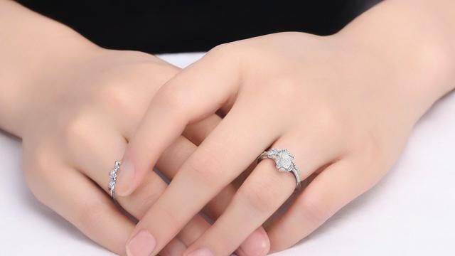 结婚戒指怎么戴才正确?全面解析佩戴规则与保养技巧 第3张 结婚戒指怎么戴才正确?全面解析佩戴规则与保养技巧 第3张