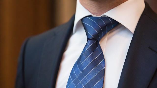男士领带品牌选购指南:全球与国内知名品牌对比及未来趋势预测 第2张 男士领带品牌选购指南:全球与国内知名品牌对比及未来趋势预测 第2张