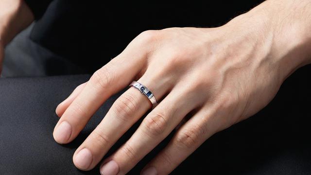 男生戒指戴哪只手更合适?全面解析戒指佩戴规则与时尚搭配 第3张 男生戒指戴哪只手更合适?全面解析戒指佩戴规则与时尚搭配 第3张