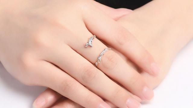 戒指戴在中指代表什么?揭秘中指戴戒指的文化、情感与时尚含义 第2张 戒指戴在中指代表什么?揭秘中指戴戒指的文化、情感与时尚含义 第2张