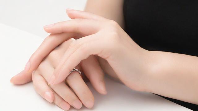戒指怎么戴才时尚又得体？不同场合与手指佩戴全攻略
