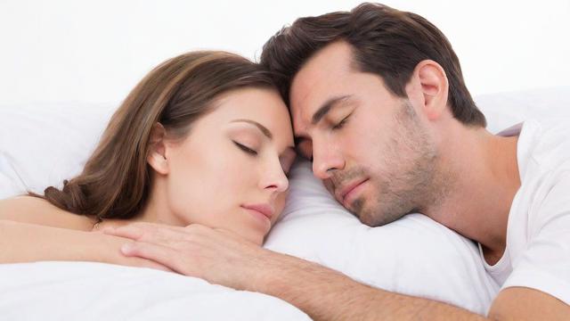 夫妻分床睡：改善睡眠还是影响感情？全面解析分床睡的利与弊  第2张