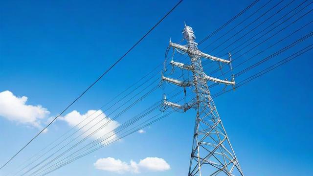 高压线安全距离全解析:国家标准与实际应用指南 第2张 高压线安全距离全解析:国家标准与实际应用指南 第2张