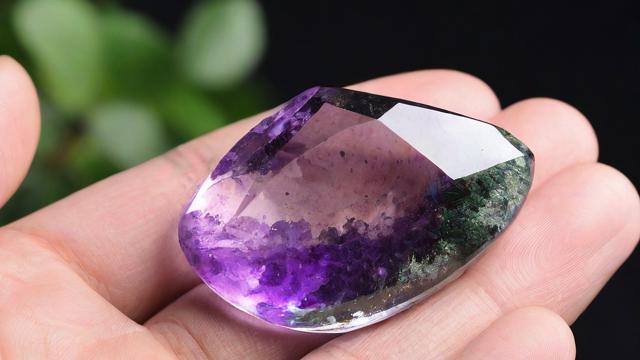 水晶的功效与作用全面解析:紫水晶、绿幽灵、粉晶的秘密 第1张 水晶的功效与作用全面解析:紫水晶、绿幽灵、粉晶的秘密 第1张
