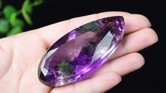 水晶的功效与作用全面解析:紫水晶、绿幽灵、粉晶的秘密 第2张 水晶的功效与作用全面解析:紫水晶、绿幽灵、粉晶的秘密 第2张