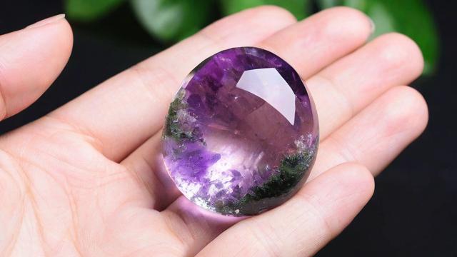 水晶的功效与作用全面解析:紫水晶、绿幽灵、粉晶的秘密 第3张 水晶的功效与作用全面解析:紫水晶、绿幽灵、粉晶的秘密 第3张