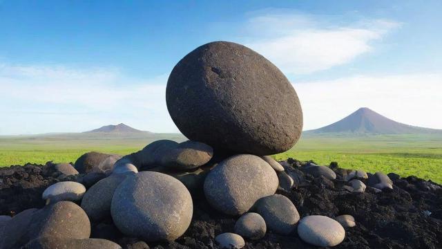 火山石的作用有哪些?揭秘天然多孔石在农业、建筑与健康中的10大应用 第2张 火山石的作用有哪些?揭秘天然多孔石在农业、建筑与健康中的10大应用 第2张