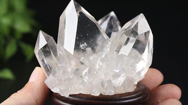 天然白水晶的功效与选购保养全攻略 第2张 天然白水晶的功效与选购保养全攻略 第2张