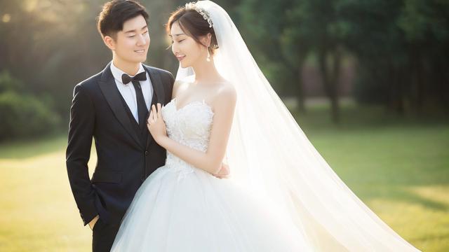 一个人的婚纱照：为何越来越多女性选择为自己穿上婚纱  第3张