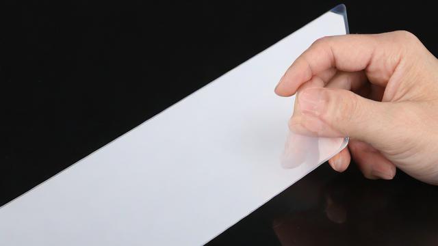 钢化膜如何贴才能完美无瑕,避免气泡和灰尘的实用技巧 第2张 钢化膜如何贴才能完美无瑕,避免气泡和灰尘的实用技巧 第2张