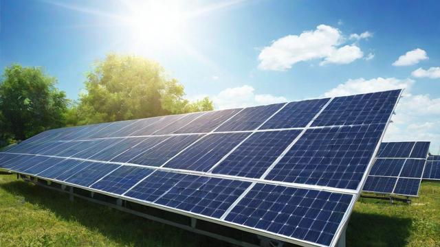 太阳能工作原理全解析：从光伏效应到热能转化的高效发电技术