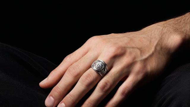 男生带戒指的意义与选择指南:从文化象征到个性化表达 第2张 男生带戒指的意义与选择指南:从文化象征到个性化表达 第2张