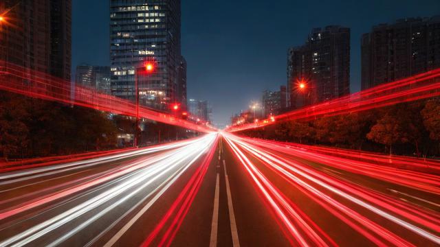 光信号红灯持续时间及转换机制对交通流畅性的影响分析