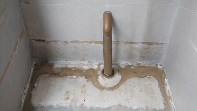 卫生间漏水怎么办：全面分析原因与解决方法