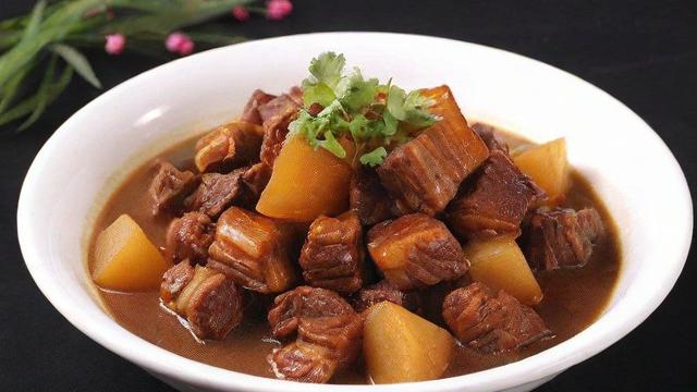用电饭锅炖肉的技巧与方法，轻松做出软嫩入味的美味佳肴