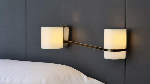 床头灯卧室壁灯选购、安装及维护全攻略,打造舒适睡眠环境 第3张 床头灯卧室壁灯选购、安装及维护全攻略,打造舒适睡眠环境 第3张