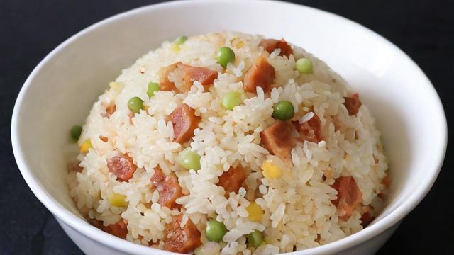 电饭煲怎么蒸米饭才香软可口？掌握水量和技巧轻松搞定完美米饭