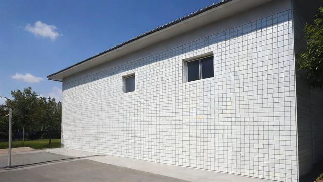 外墙瓷砖翻新工艺与材料选择全攻略,提升建筑美观与安全 第2张 外墙瓷砖翻新工艺与材料选择全攻略,提升建筑美观与安全 第2张