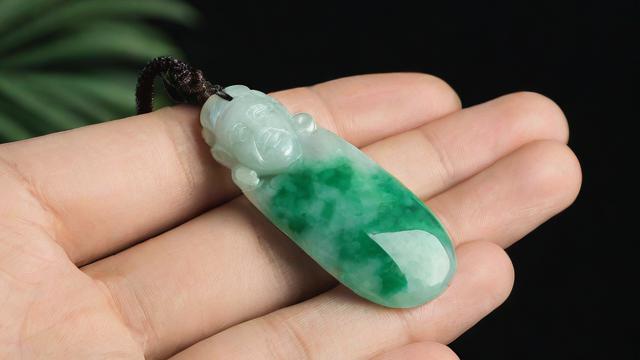 翡翠和玉的区别:从矿物成分到文化价值的全面解析 第2张 翡翠和玉的区别:从矿物成分到文化价值的全面解析 第2张
