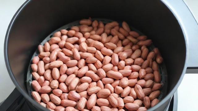 空气炸锅烤花生怎么做才香脆？掌握温度时间与是否放油技巧