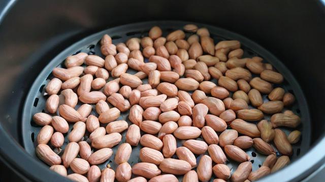空气炸锅烤花生怎么做才香脆？掌握温度时间与是否放油技巧  第2张