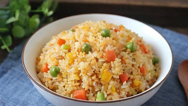 电饭煲焖饭技巧大全：从原理到实践，轻松做出美味可口的米饭