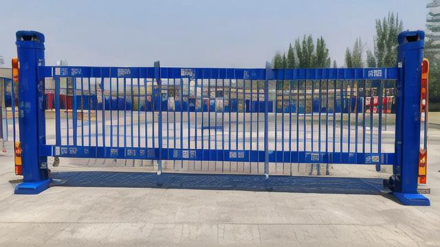 伸缩门安装全攻略：价格影响、流程详解及服务商选择