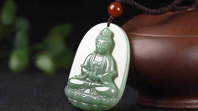 玉观音吊坠的文化寓意与选购指南,助你挑选完美饰品 第2张 玉观音吊坠的文化寓意与选购指南,助你挑选完美饰品 第2张